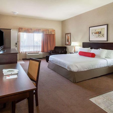 Ramada By Wyndham Camrose Hotel Buitenkant foto