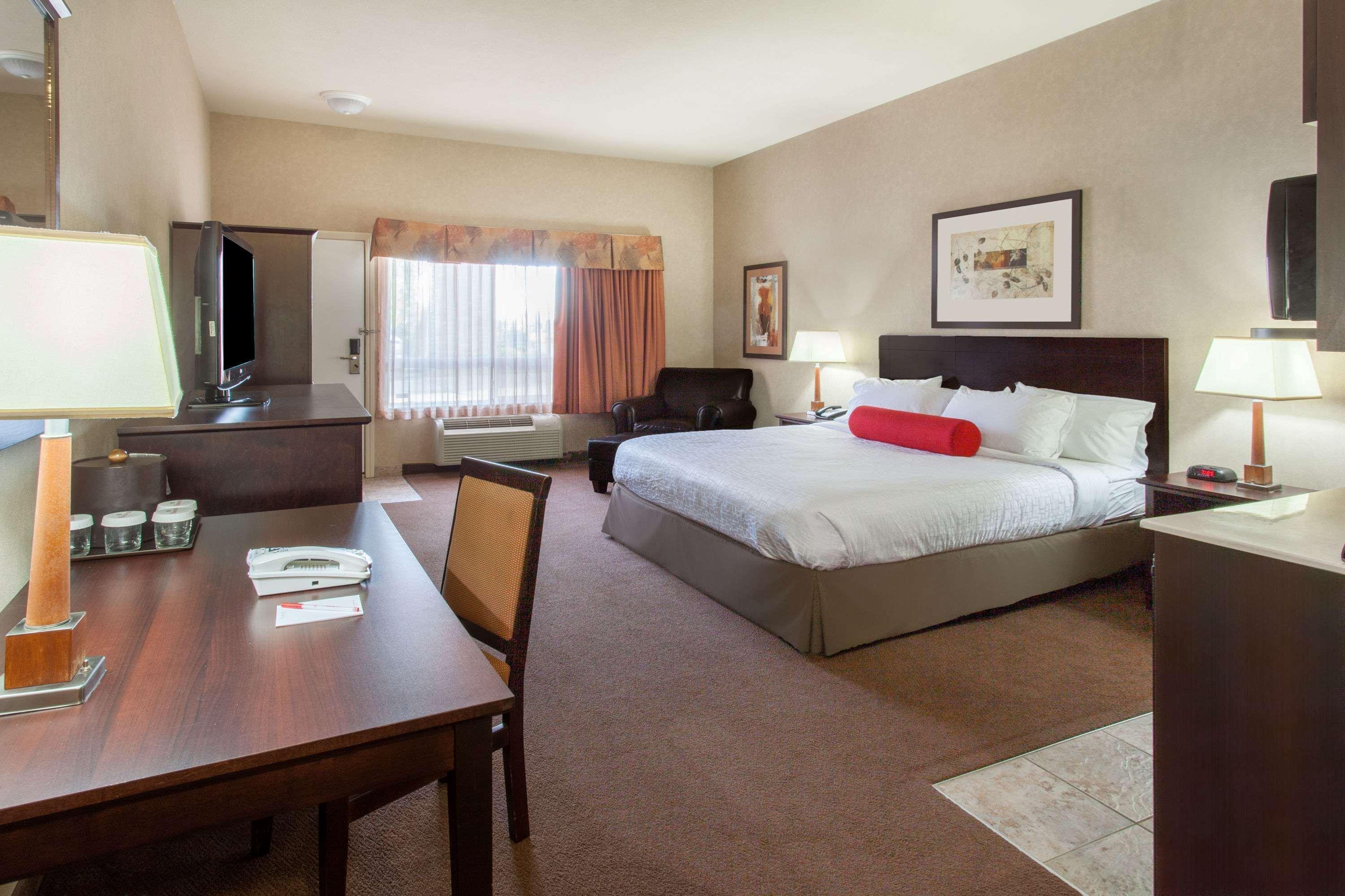 Ramada By Wyndham Camrose Hotel Buitenkant foto