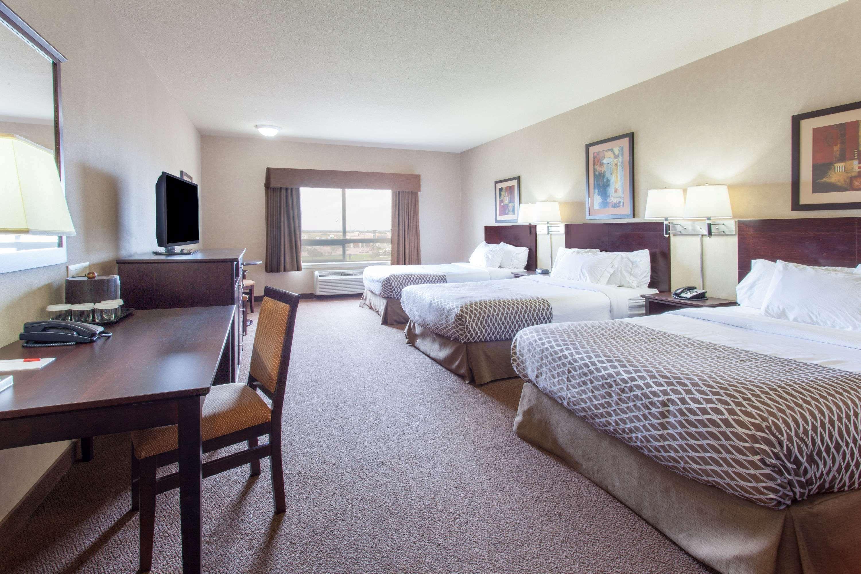 Ramada By Wyndham Camrose Hotel Buitenkant foto