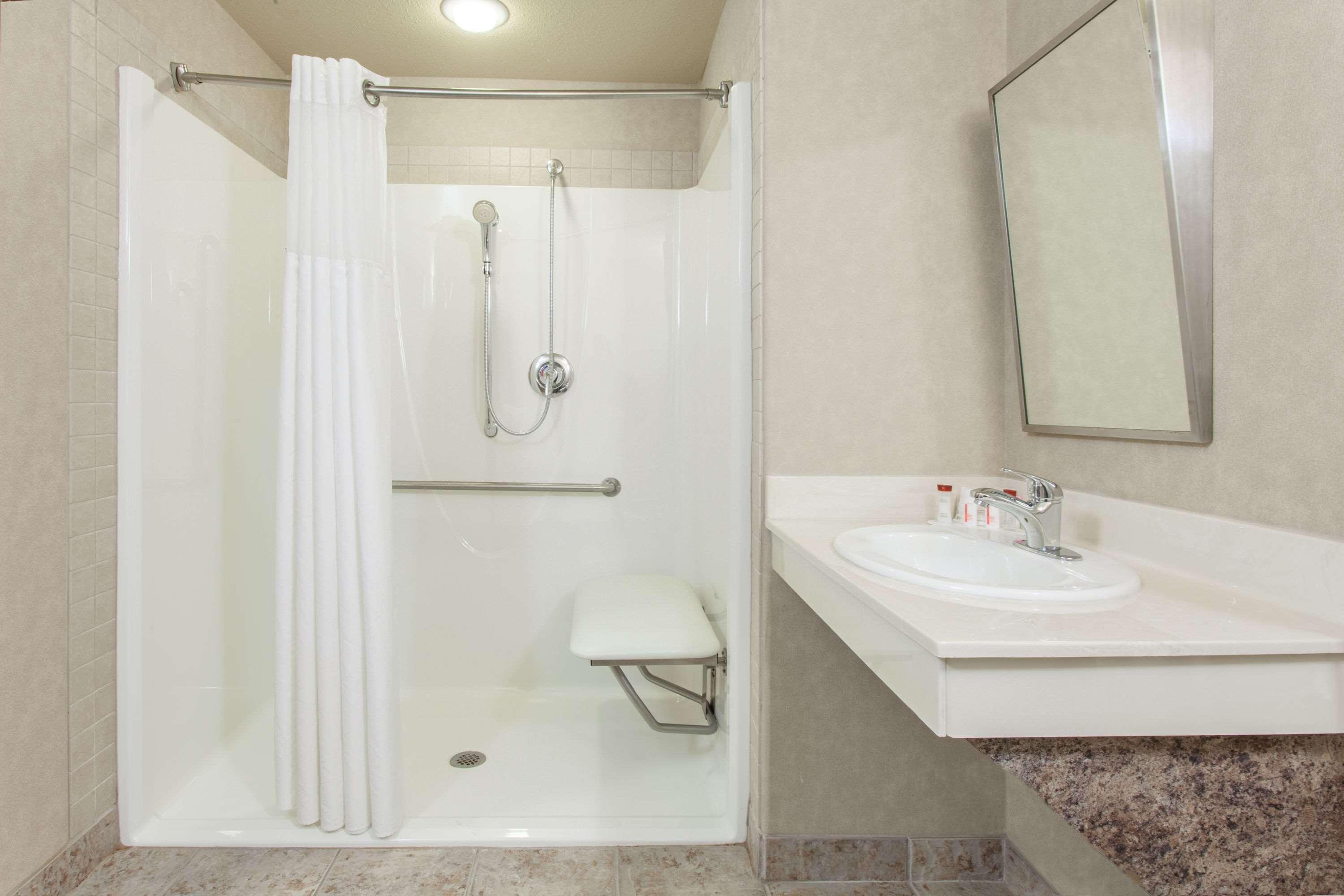 Ramada By Wyndham Camrose Hotel Buitenkant foto