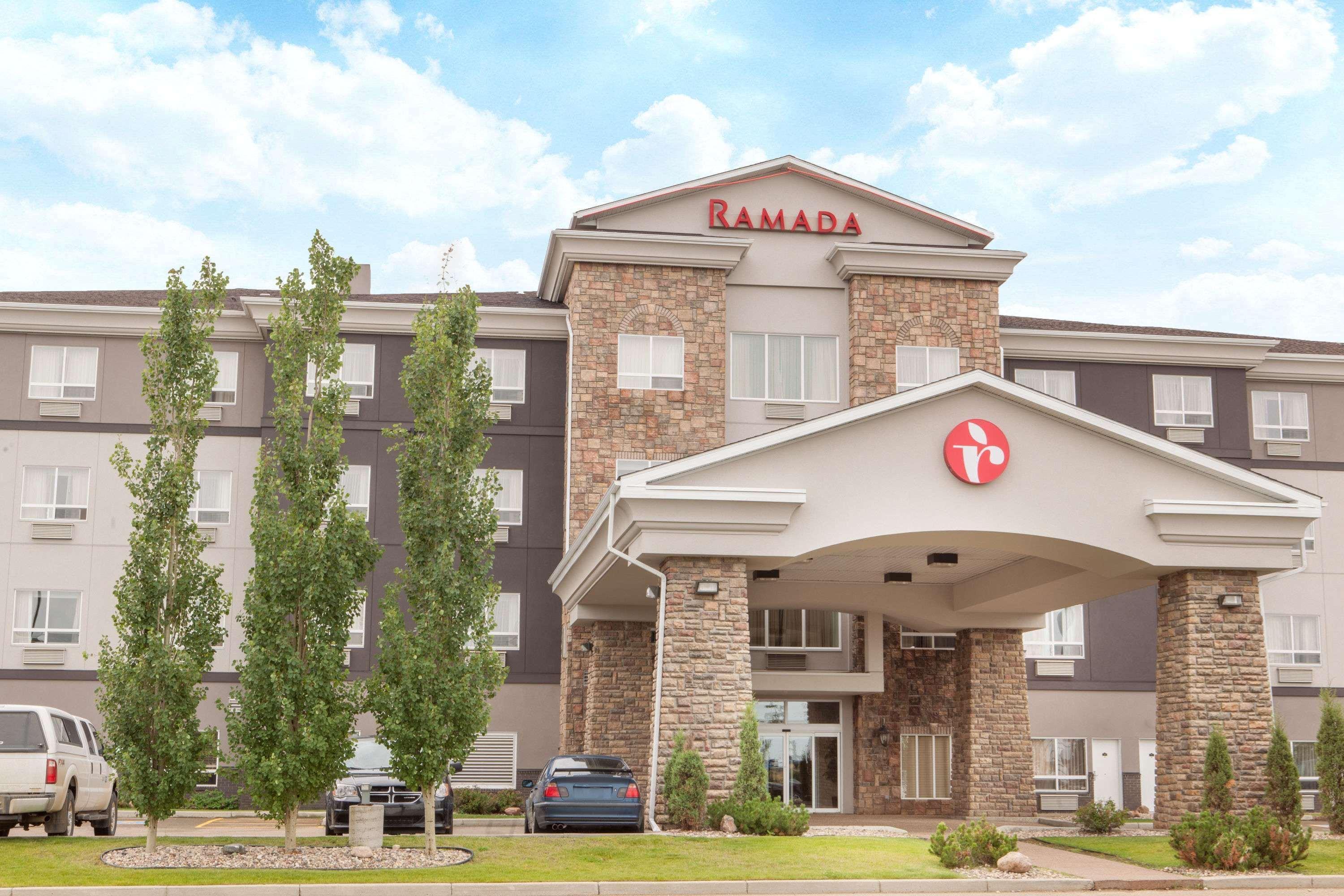Ramada By Wyndham Camrose Hotel Buitenkant foto