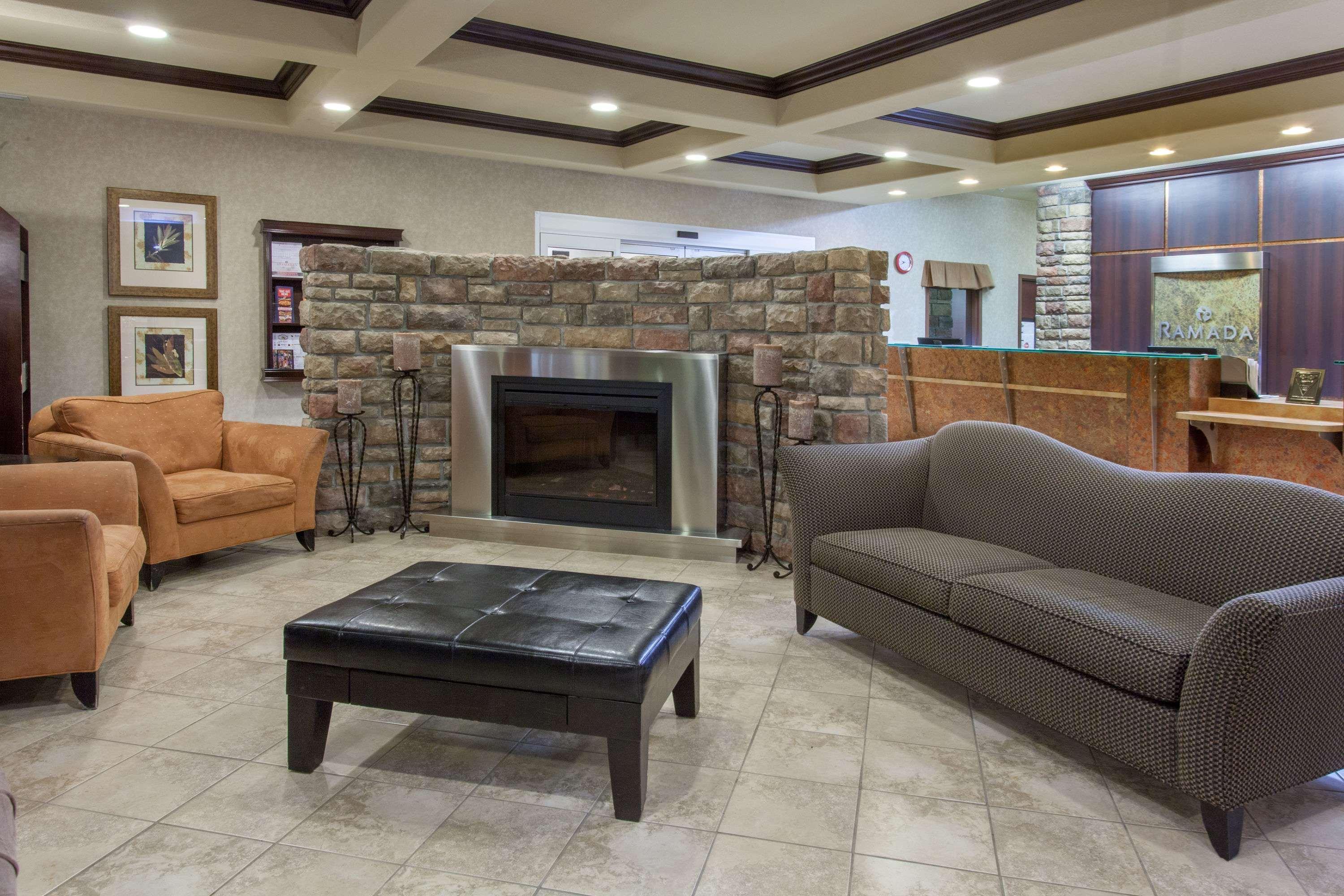 Ramada By Wyndham Camrose Hotel Buitenkant foto