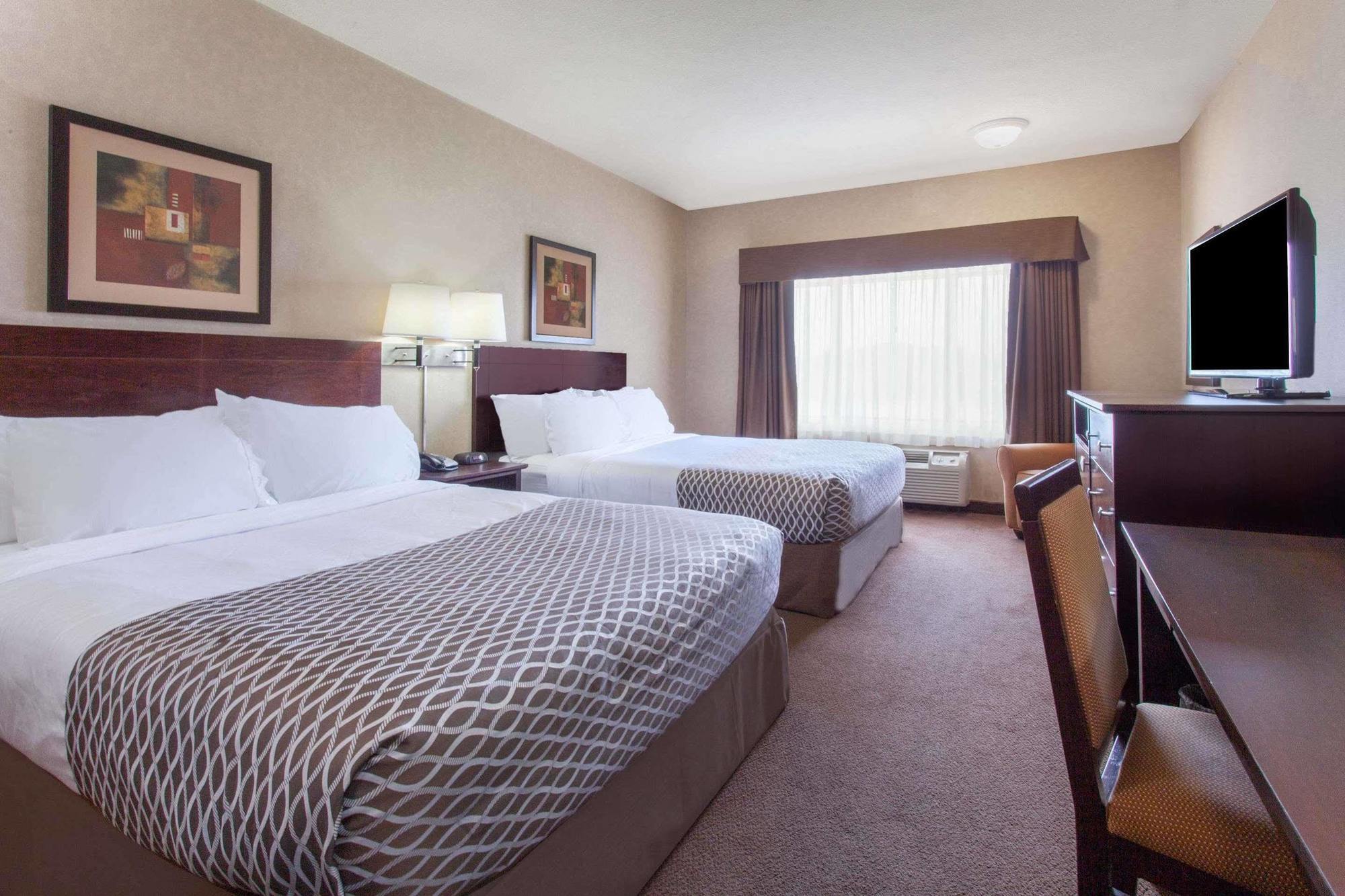 Ramada By Wyndham Camrose Hotel Buitenkant foto
