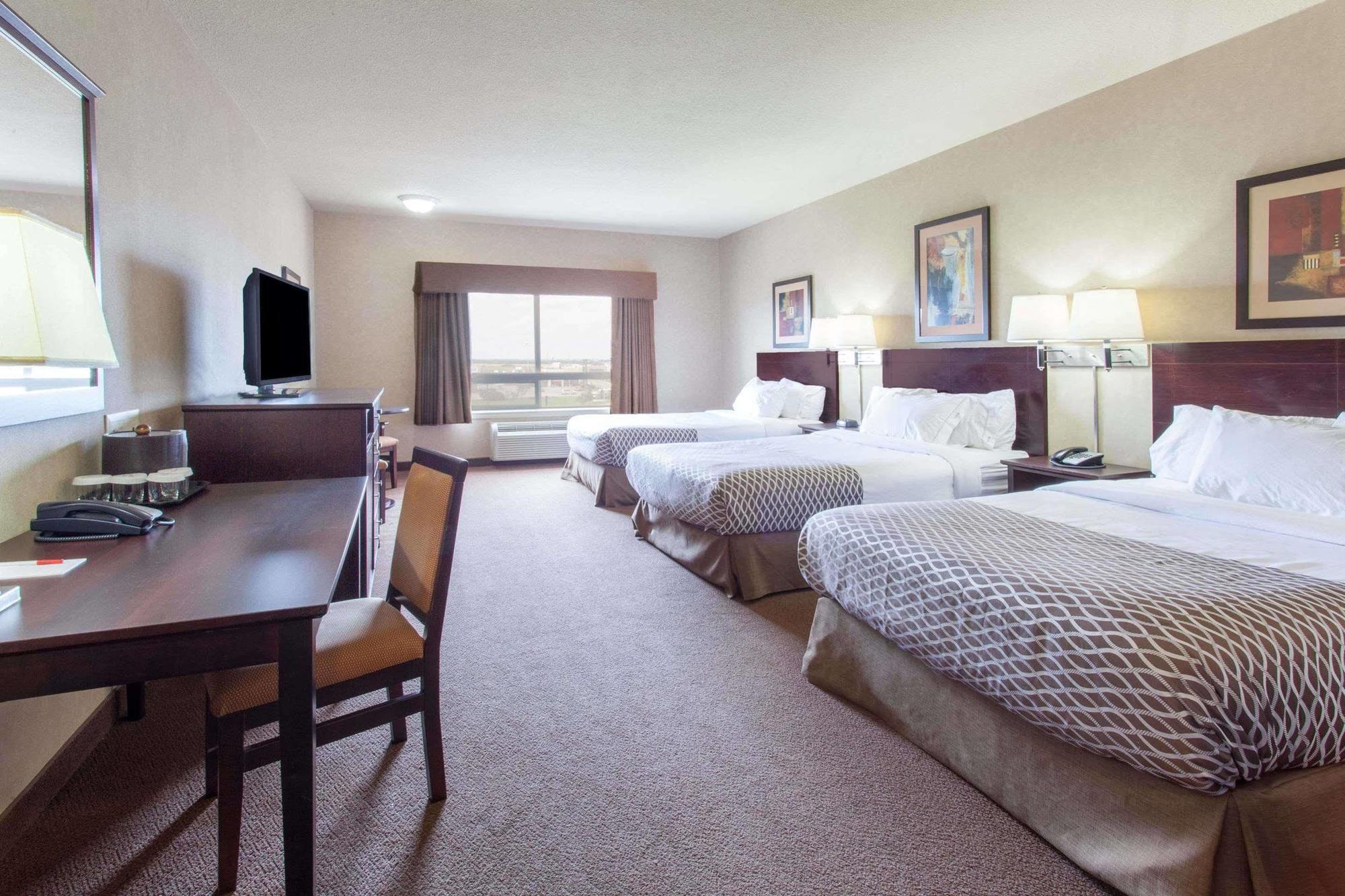 Ramada By Wyndham Camrose Hotel Buitenkant foto