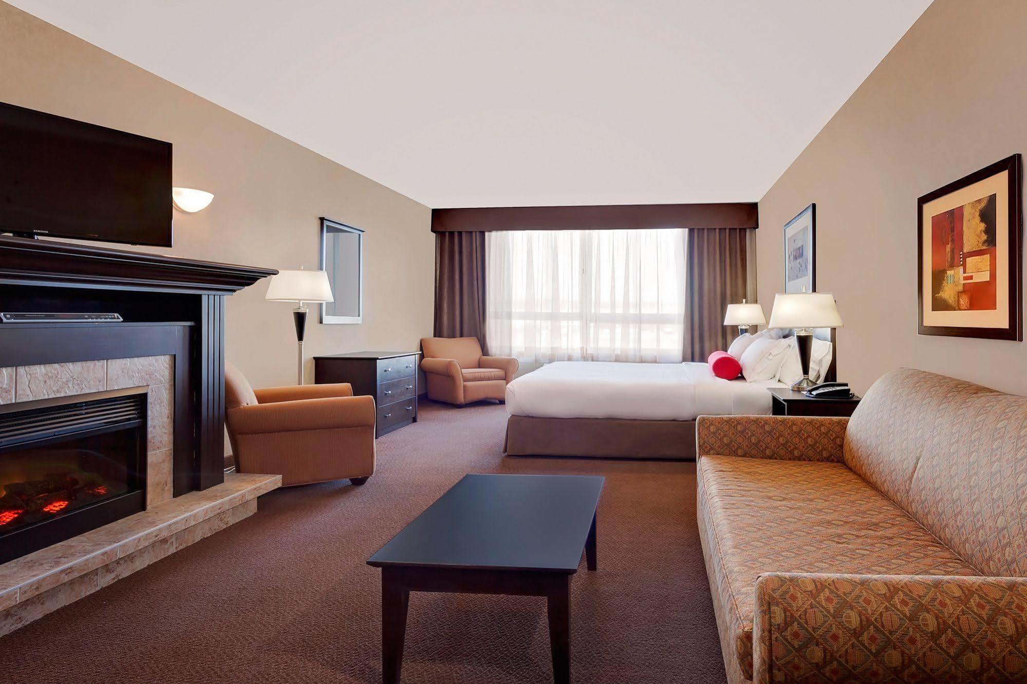 Ramada By Wyndham Camrose Hotel Buitenkant foto
