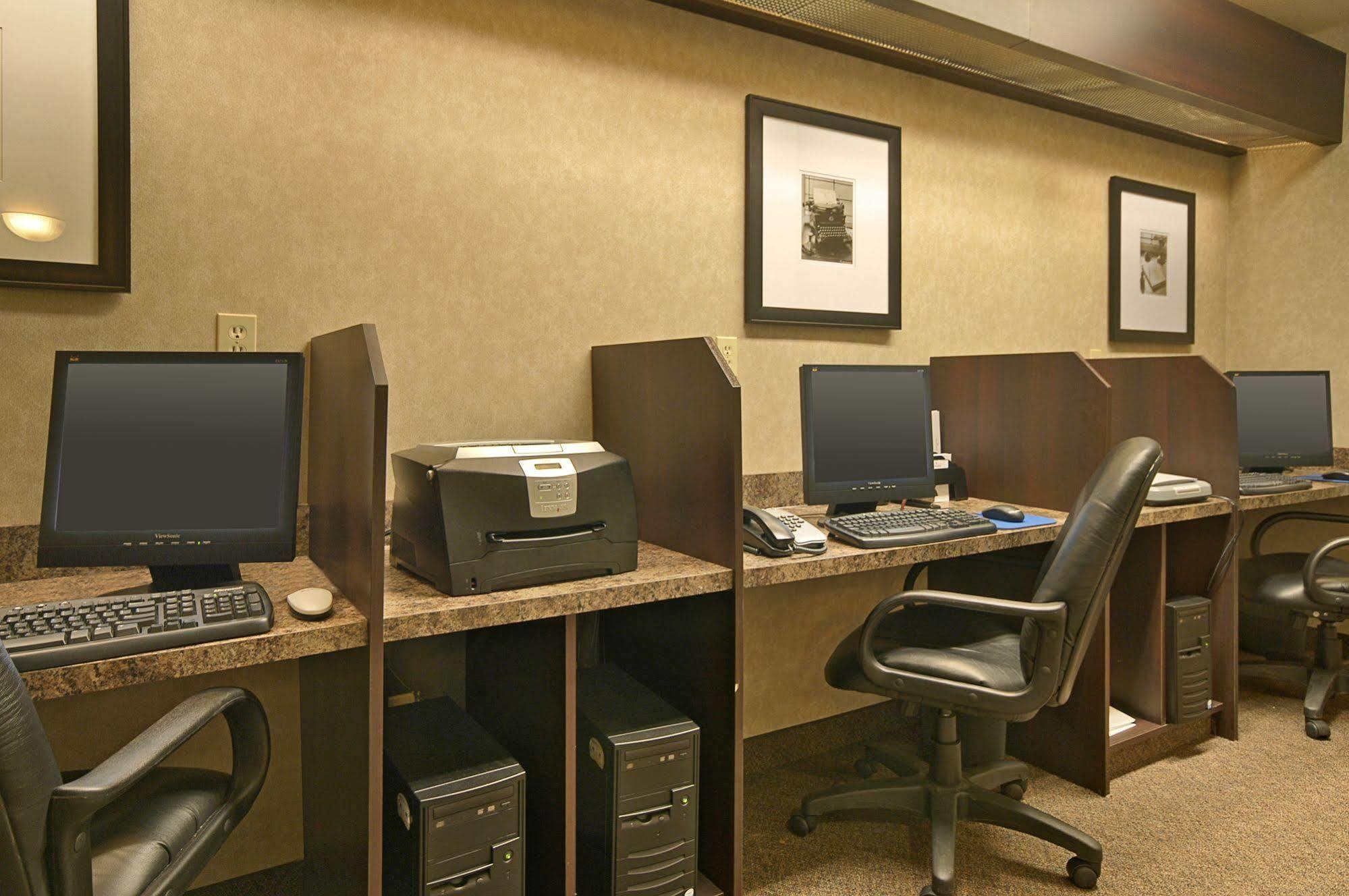 Ramada By Wyndham Camrose Hotel Buitenkant foto